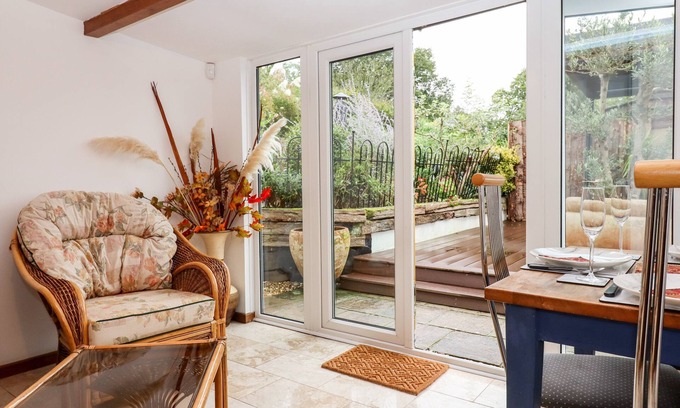 Longdown Cabaña | HAZELDENE STABLES, pet friendly, character holiday cottage in Ide