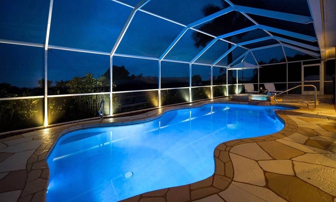 Pelican Villa | Sueño Villa, Sky Bundesliga Live, Pool & Spa, WIFI, Acceso Golfo, Barco, LED 60 "TV