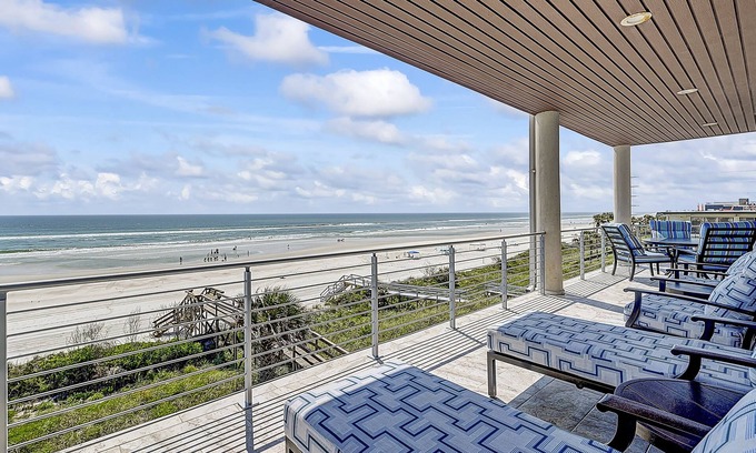 Crescent Beach Casa | Headline