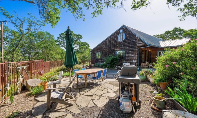 Healdsburg Casa | Healdsburg Home with Magnificent Vineyard View by RedAwning