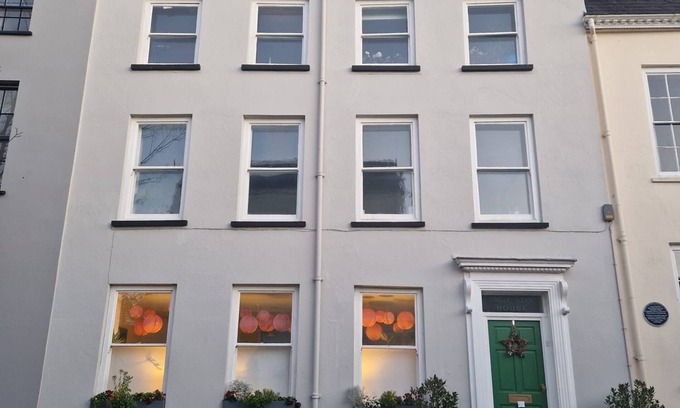 Carmarthen Cama Y Desayuno | Heart of Carmarthen, town centre historic Georgian town house, with free parking