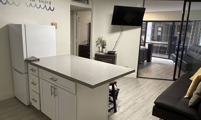 Downtown Honolulu Condominio | Heart of Downtown 1 bedroom 1 bath condo 1 reserved parking