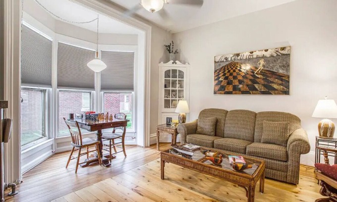 Michigan City Apartamento | Heart of Historical Dist.*King*Parking*A/C*#1