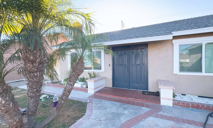 Westminster Casa | Heart of Little Saigon. n15 mins to the beachnSoothing 2-bedroom in Westminster