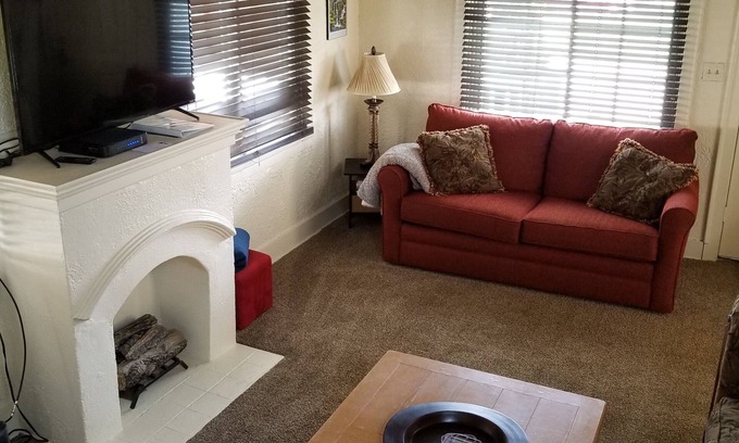 Cuyahoga Falls Casa | Heart of the Falls! Cozy for 2, Spacious for 8, Close to everything!