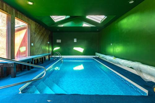 Canadensis Casa | Heated Indoor Private Pool Stream Front Game Room