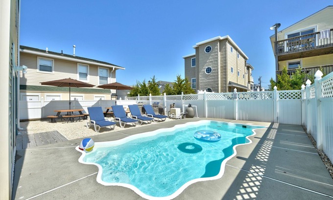 Ship Bottom Casa | Piscina subterránea climatizada, 3ra de la playa con increíbles vistas a la playa, nueva y moderna