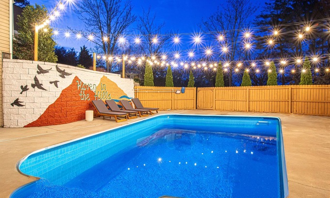 Hendersonville Casa | Heated Pool! 85" TV, Arcade, Firepit, Fast WiFi