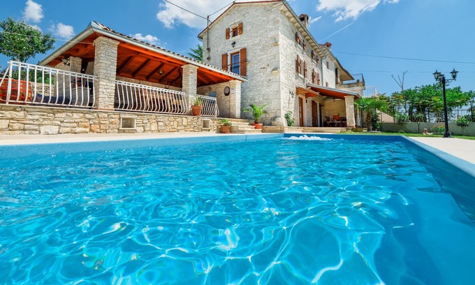 Smoljanci Casa | Piscina climatizada, excursiones en barco gratis, barbacoa, WiFi, bicicletas, tenis de mesa.