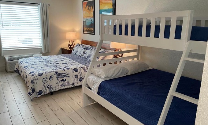 Trailer Estates Apartamento | Heated Pool, Bunk Beds, King Bed, Huge TV, Marina, Tiki Bar