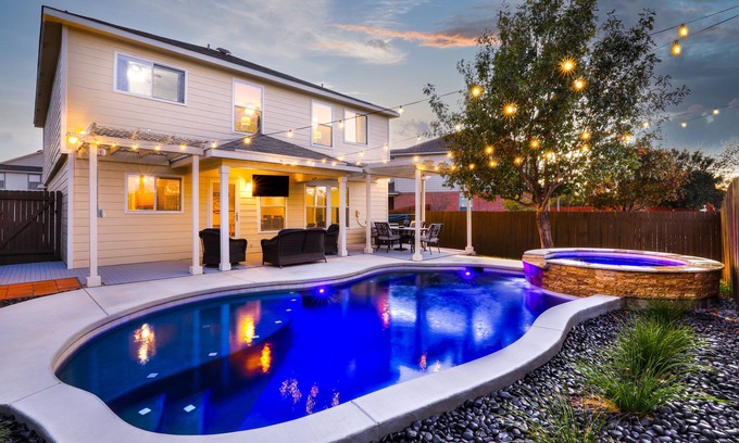 Wetmore Casa | Heated Pool~HotTub~HUGE Game Room~Splash Pad~4BR~Alamo City Oasis