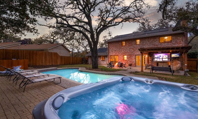 Wetmore Casa | Heated Pool~HotTub~Huge Game Room~Fire Pit~Big Backyard~Alamo City Retreat