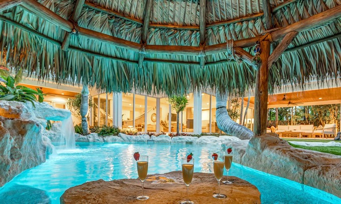 Poinsettia Heights Casa | Heated pool / Lush Tropical Surrounding / Castaway Key / RESlDENCES