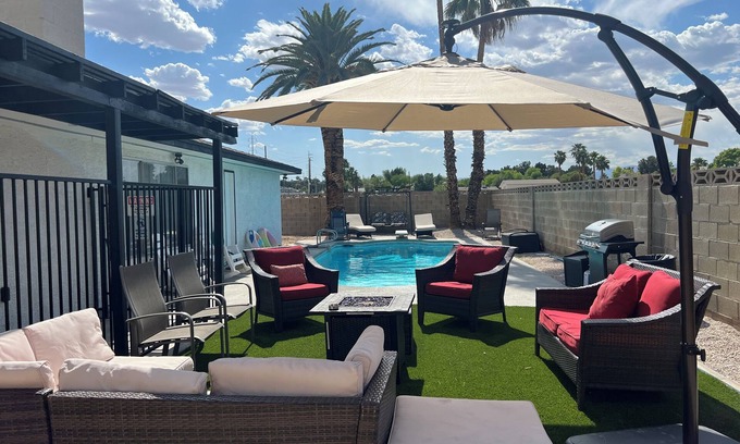 Paradise Casa | HEATED Pool, Spacious home 7 MIN to airport*
