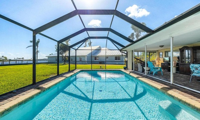 Caloosahatchee Casa | Heated Saltwater Pool, Sleeps 6 - Villa Shangri-La