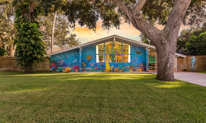Cocoa Isles Casa | HeatedLargePool~Walk2Beach~FirePit~MiniGolf~2Kings~BeachGear~TikiHut~Bikes~Games