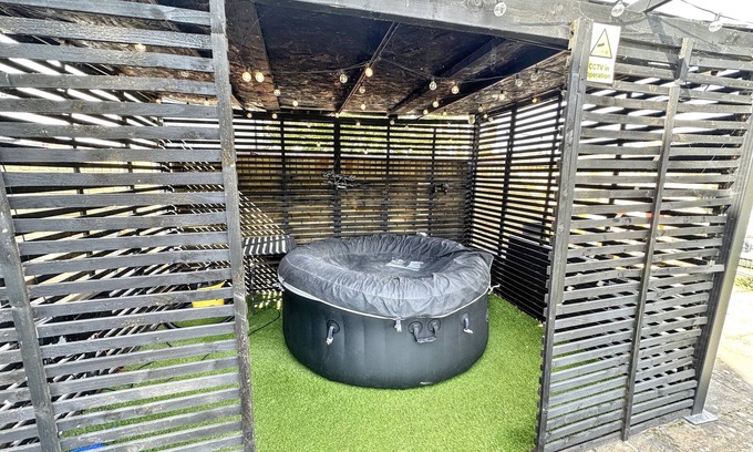 Colnbrook Casa | Heathrow House with Hot tub and Garden
