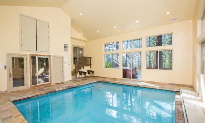 South Lake Tahoe Casa | Celestial, con aire acondicionado, piscina cubierta, cine en casa, bañera de hidromasaje y más