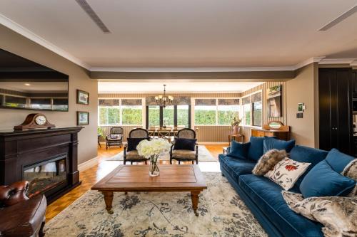 East Toowoomba Casa | Hedge House - luxury, space, style, great location