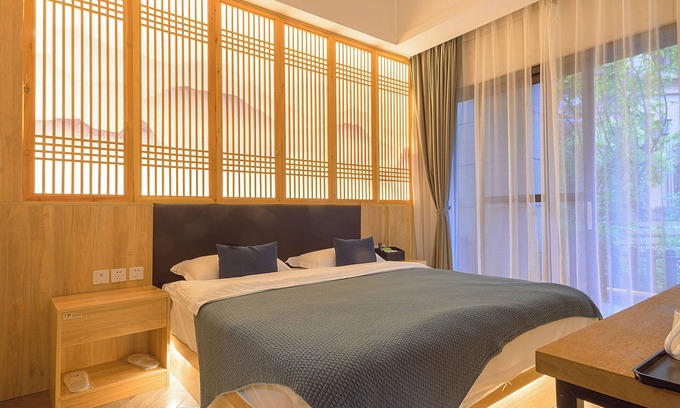 Emeishan Casa | Heinemann Hotel courtyard or terrace king room B106— with a jacuzzi and a local