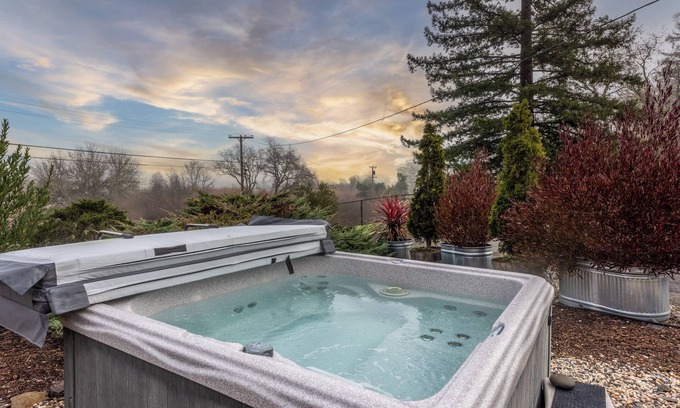 Glen Ellen Casa | heiter house- a kenwood gem, private, hot tub with views, and centrally located