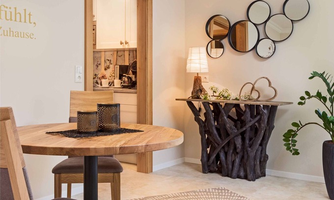 Riedenburg Apartamento | Suite luminosa y recientemente renovada con muebles de carpintería de calidad y dos balcones.