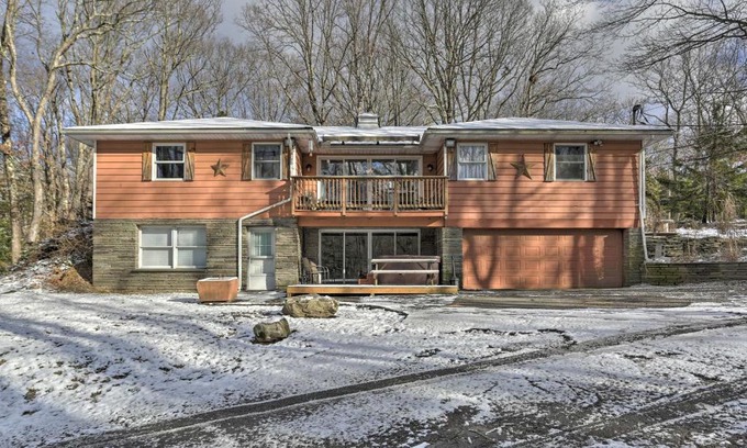 Dingmans Ferry Casa | Hemlock House Epic Arcade Room, Hot Tub, Theater!