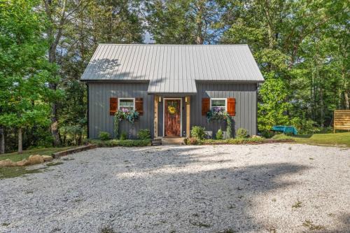 Rogers Casa | Hemlocks Over Muir in Rogers KY - Hot Tub & WiFi