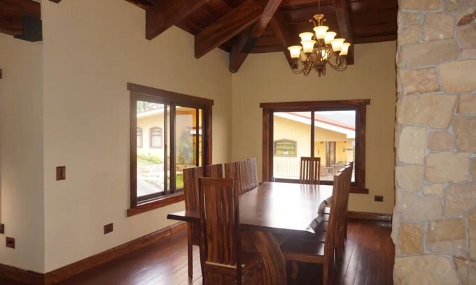 Roble Casa | Hermosa Casa de montaña para vacacionar ideal para los amantes de deportes