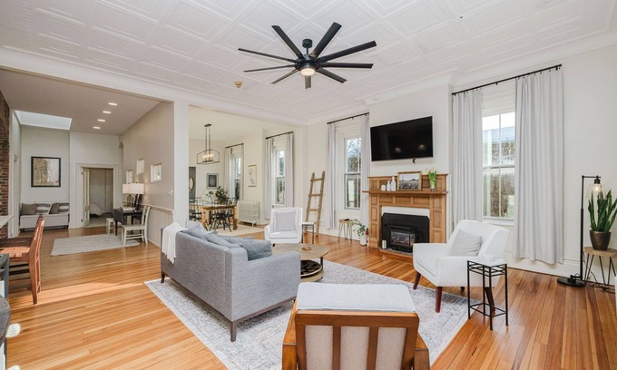 New Bedford Apartamento | Henry’s: Downtown New Bedford, Bright & Spacious 4BR across from Whaling Museum