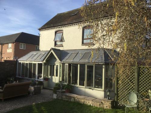 Ludwel Cama Y Desayuno | Henwick house accommodation, Continental breakfast included
