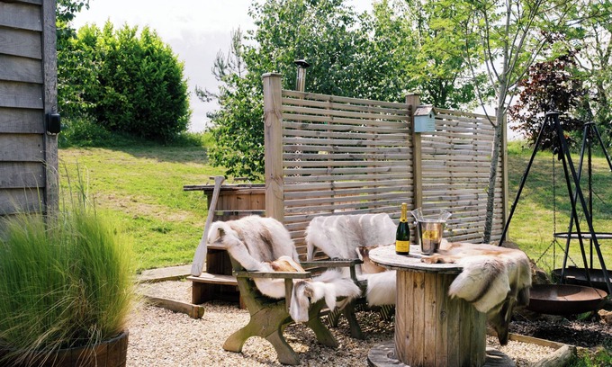 Redmile Cabina | Herbie's Shepherd's Hut - Sleeps 2 & Hot Tub