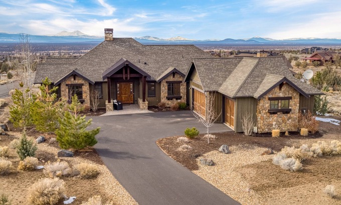 Powell Butte Casa | Heritage by AvantStay | Luxe Oregon Retreat + Deck