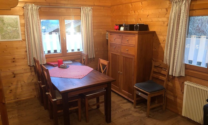 Stamsried Apartamento | Herzlich Willkommen in der komfortablen, tierfreundlichen 3-Sterne Blockhaushütte