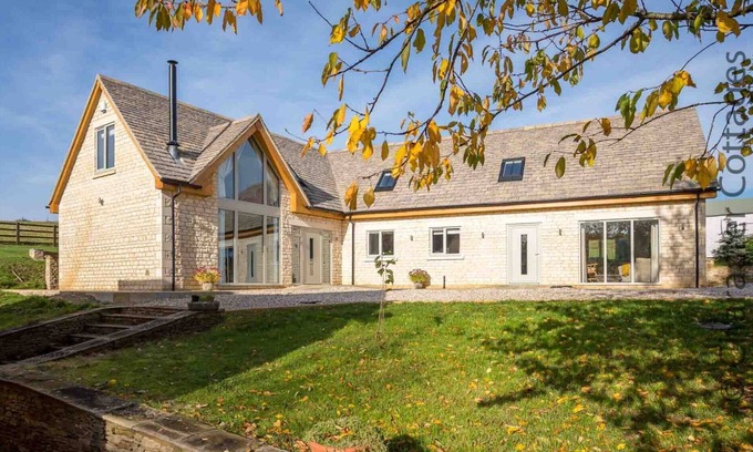 Bourton Casa | HETTY'S STABLES, family friendly, with open fire in Naunton