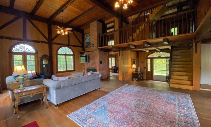 Lisbon Casa | HH Stay like a royal! Grand historic home with chef kitchen, pool table, fast wifi!