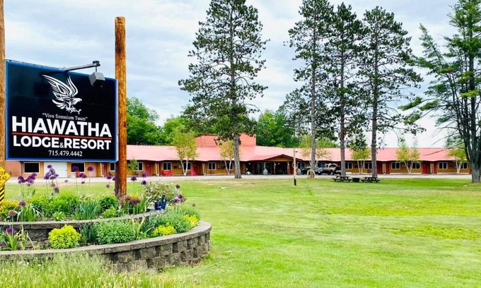 Eagle River Hotel | Hiawatha Lodge Inn