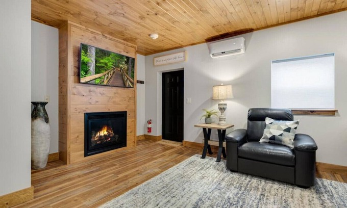 Berlin Apartamento | Hickory Suite · Romantic Getaway on Main Street - Hickory Suite