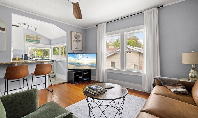 Oak Park Condominio | Hidden, 2.5 bedroom, Gem in the Heart of Santa Barbara — Walk to Everything!