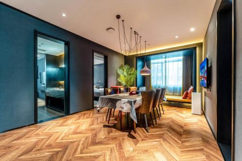 Beilin Apartamento | Hidden Art Designer Hotel & Suites -Expansive 2&3-Bedroom Gathering Suites - Near Xi'an Drum Tower & Yongning Gate & Xi'an Museum-Free Laundry Luggage Storage -Freshly Crafted Coffee -24H Front Desk - Cats Cuddle Zone