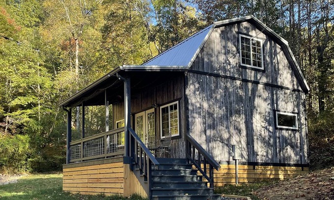 Lupton City Cabina | Hidden Cove Cabin at The Pines: Hand Crafted Charm in Peaceful Wooded Cove