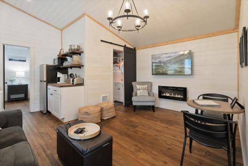 Whitefish Casa | Hidden Gem Cabin in Hungry Horse, Firepit, Close to Glacier