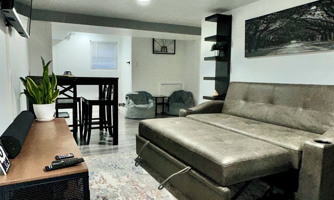 East Rockaway Casa | Hidden Gem: Modern Basement Apt