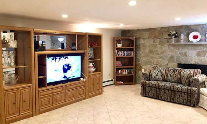 Readville Apartamento | Gema oculta cerca de Boston con 2 dormitorios y un enorme espacio familiar y de sala de actividades