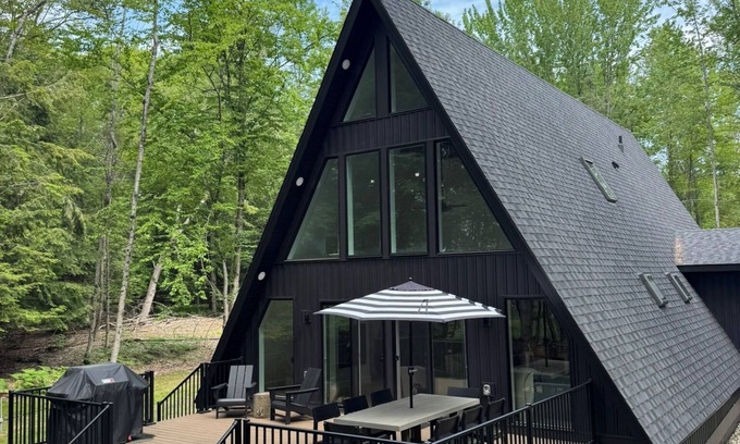 Bellaire Casa | Hidden gem, nestled in the woods on Lake Bellaire.