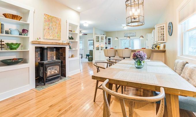 Charlevoix Casa | Hidden Gem: Steps to Lake Michigan & Downtown!