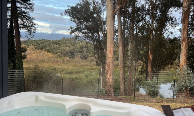 Amesti Casa | Hidden Lake Cottage With Hot Tub & Views! 20 Mins to Beach