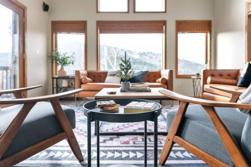 Evergreen Casa | Hide-A-Way. Private Hot Tub Pets Welcome.