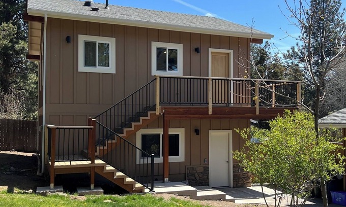 West Hills Chalet De Esquí | HideAway Chalet, perfect destination for peace, relaxation retreat, adventure