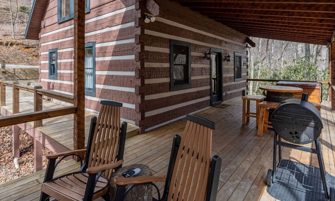 Topton Cabina | Hideaway-Pet Friendly, Luxury Cabin Rental, Private Deck on Creek, Hot Tub, Fireplace, Fishing, Waterfalls, Rafting-Nantahala NC.